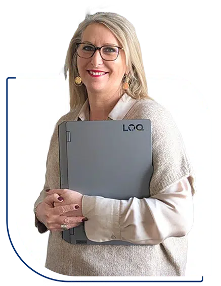 Carole Hernanz, assistante indépendante en gestion administrative, souriante, tenant un ordinateur portable, fondatrice de CJE Solutions.